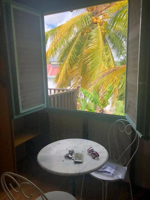 Charmant Bungalow Avec Piscine Saint-Joseph Екстериор снимка