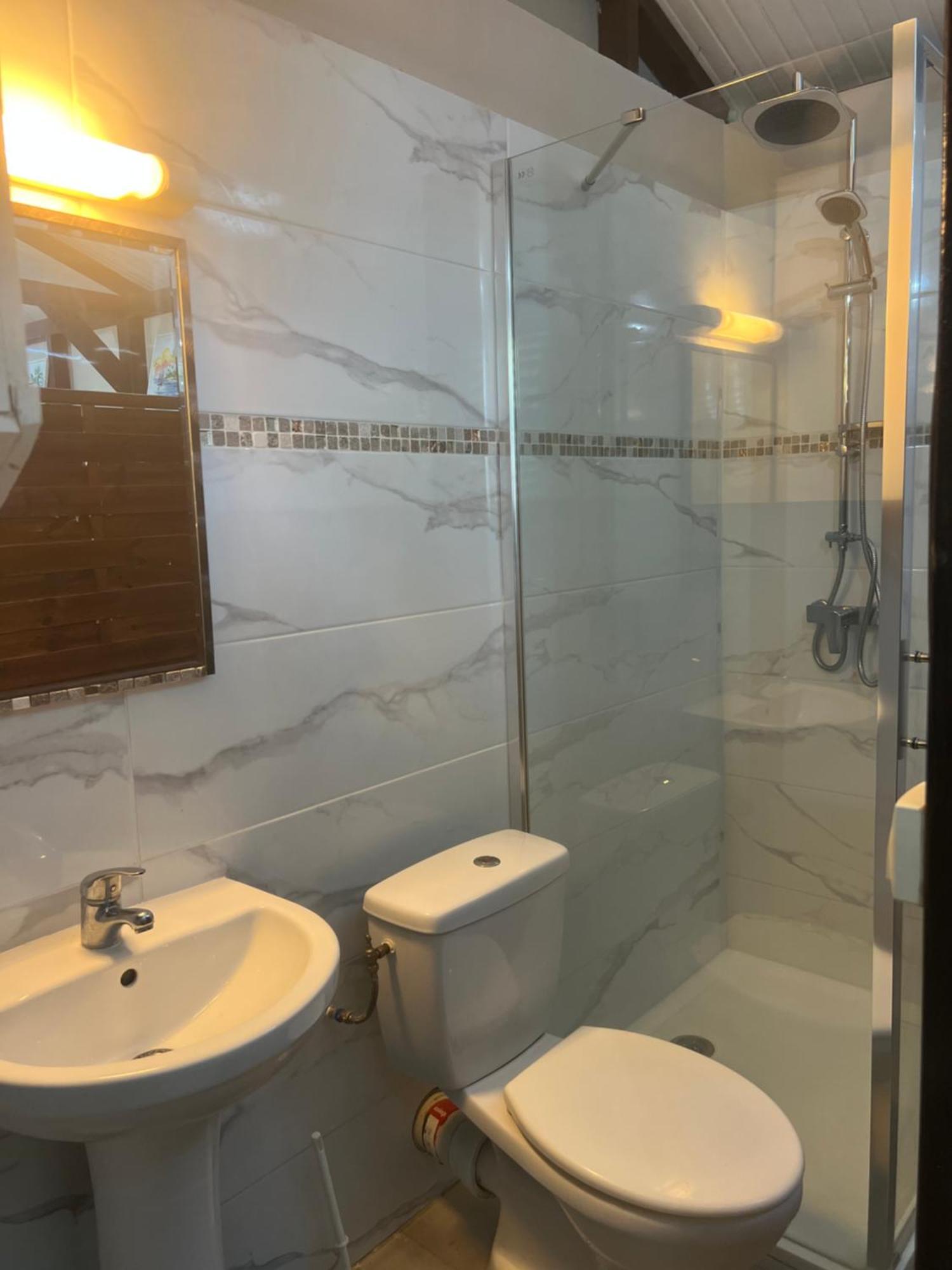 Charmant Bungalow Avec Piscine Saint-Joseph Екстериор снимка